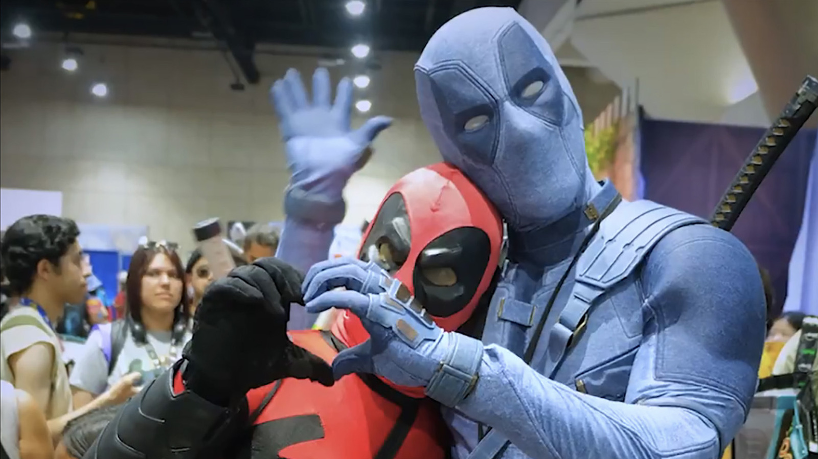 Le costume SDCC Denim Deadpool de Ryan Reynolds incite les fans de Marvel à demander la même chose