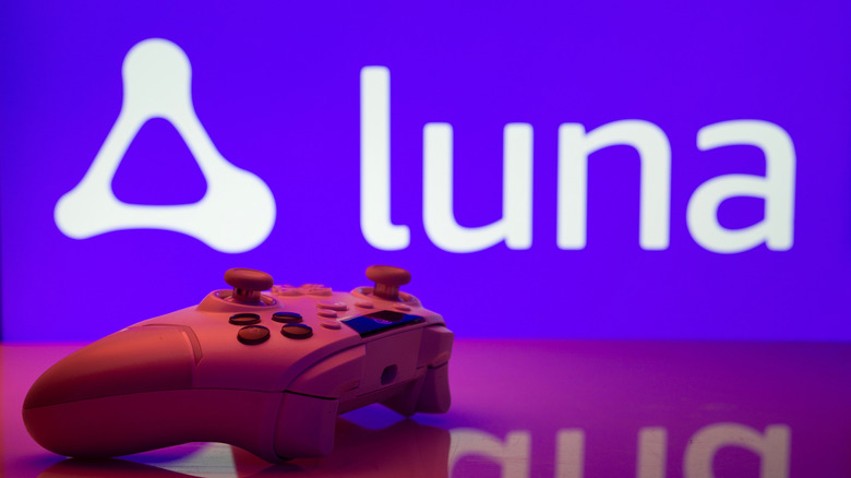 Une manette de jeu avec le logo Luna à l'arrière