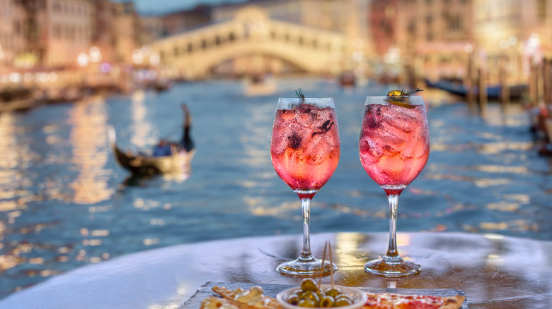 boissons et apéritifs sur table face à un canal à Venise