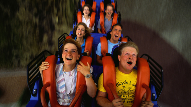 des gens sur des montagnes russes en action