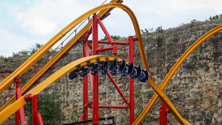 Montagnes russes Wonder Woman Golden Lasso au Six Flags Fiesta Texas à San Antonio