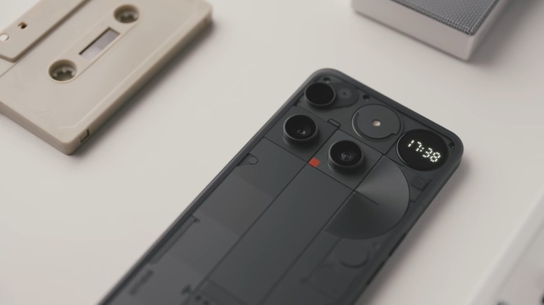 Un Nothing Phone 3 posé sur une table à côté d'une cassette