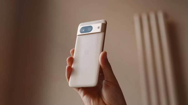 Un smartphone Google Pixel 8 tenu dans la main d'une personne