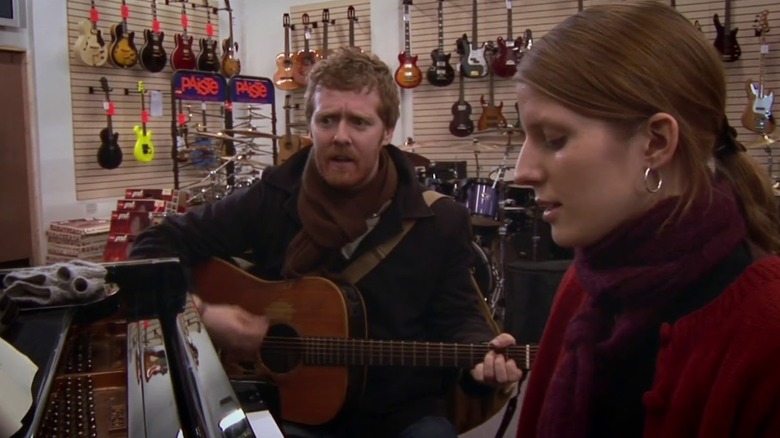 Un gars et une fille chantant Falling Slowly dans un magasin de musique à Once