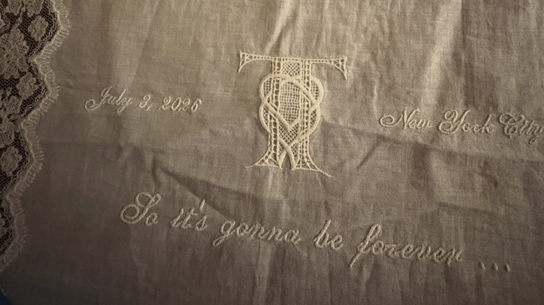 Mouchoir brodé pour le mariage de Taylor et Travis avec détails et paroles dessus