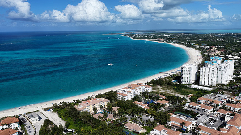 Vue aérienne de la ville de Providenciales aux Îles Turques et Caïques, à côté de l'océan.