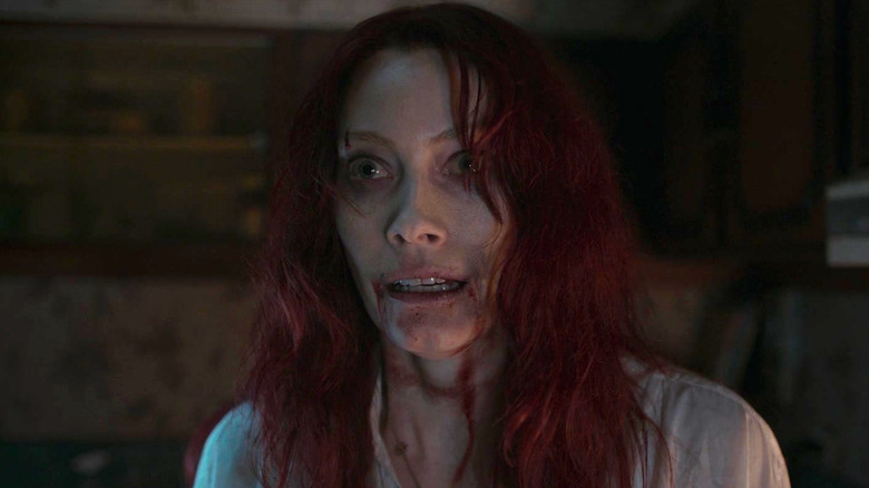 Deadite Ellie fait semblant d'être inquiète dans Evil Dead Rise