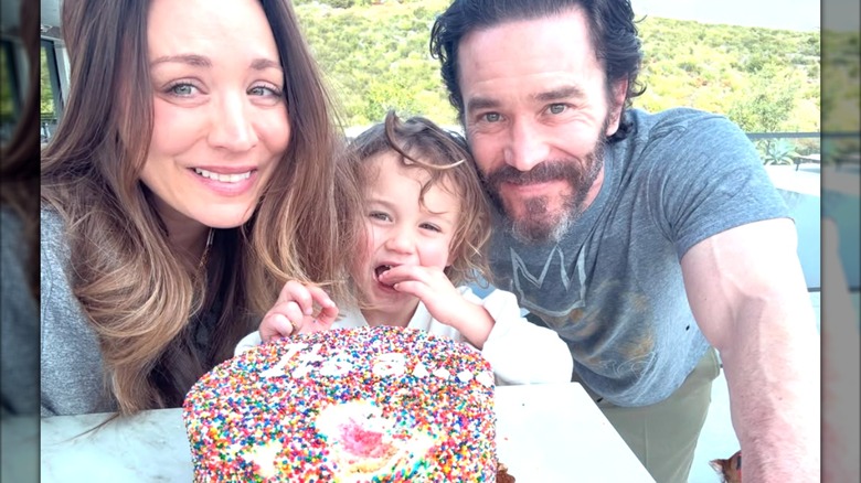 Kaley Cuoco et Tom Pelphrey posent avec leur fille Matilda tout en mangeant un gâteau révélateur de genre.