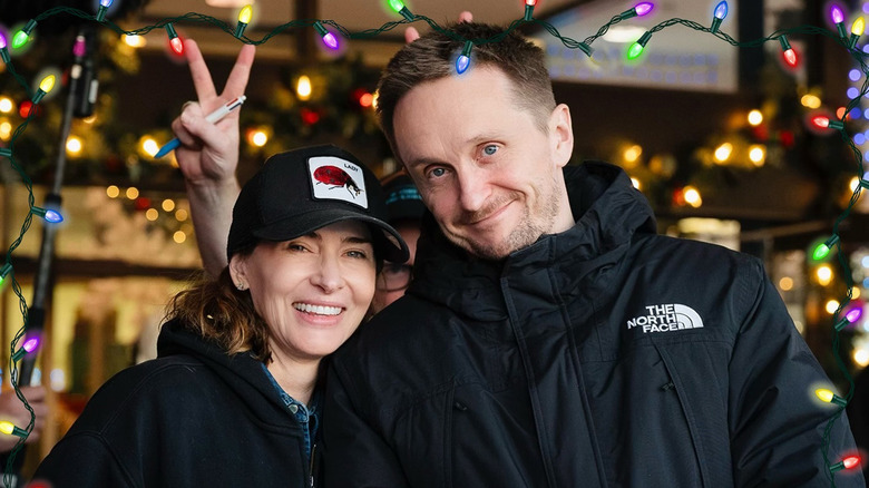 Kelly McCormick et Tommy Wirkola se tiennent côte à côte sur le tournage de Violent Night 2
