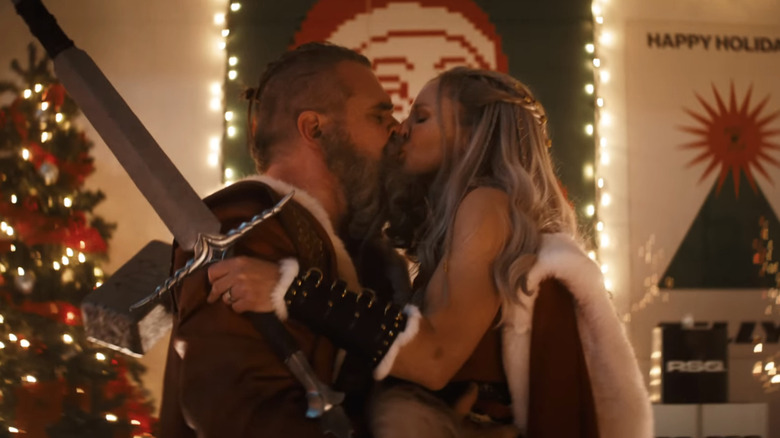 Le Père Noël de David Harbour embrasse Kristen Bell dans le rôle de Mme Claus dans Violent Night 2