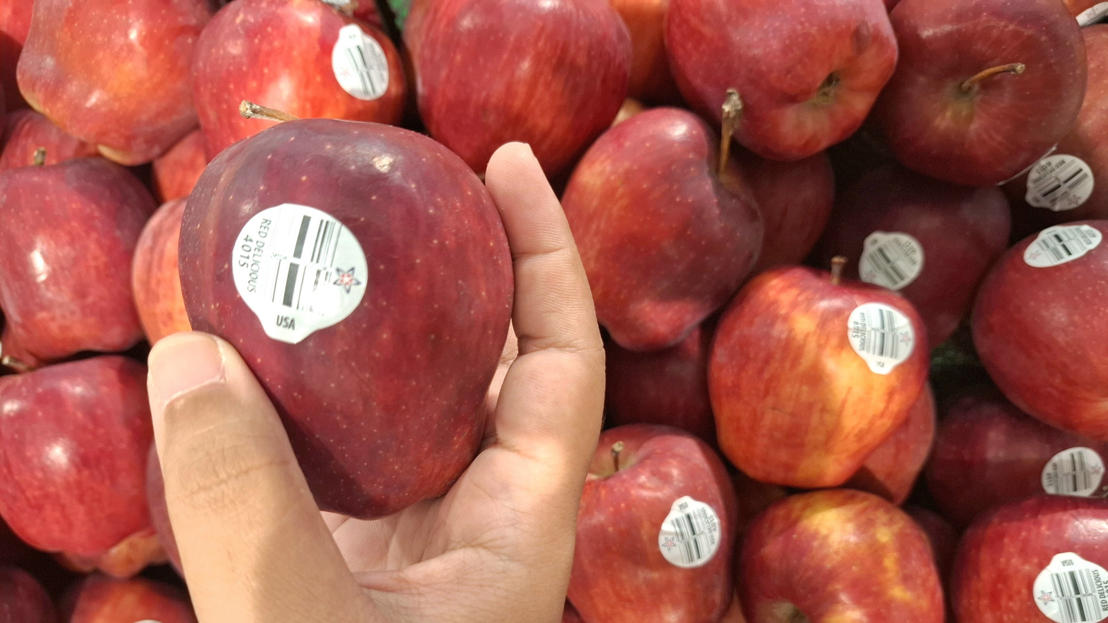 Vous devriez réfléchir à deux fois avant de décoller les autocollants de vos fruits