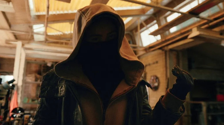 Jean Grey de Sadie Sink se tient dans l'appartement de Peter Parker portant une cagoule dans Spider-Man Brand New Day.webp