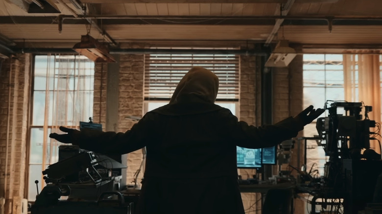 Jean Grey de Sadie Sink se tient dans l'appartement de Peter Parker, les bras levés dans Spider-Man Brand New Day