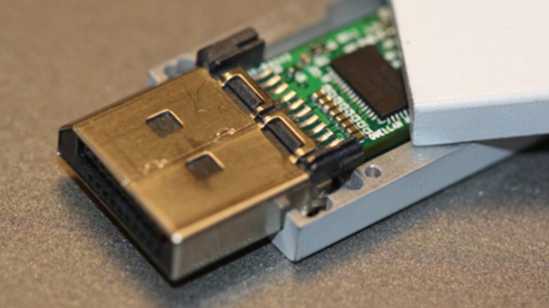 Gros plan d'un câble DisplayPort actif, montrant les circuits à l'intérieur du connecteur
