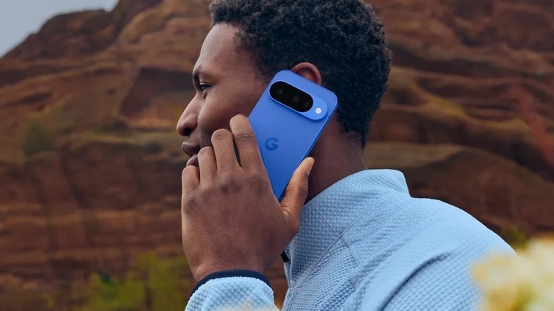 Personne utilisant un Google Pixel 10