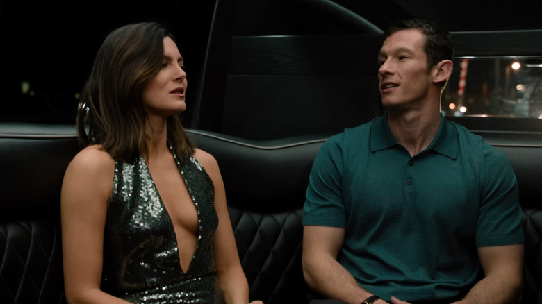 Allie et Owen assis dans une voiture et discutant dans One Night Only