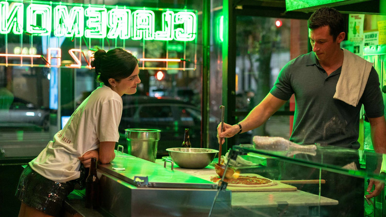 Allie regarde Owen préparer une pizza dans One Night Only