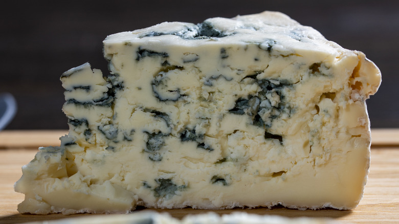 Coin de fromage bleu sur une planche à découper
