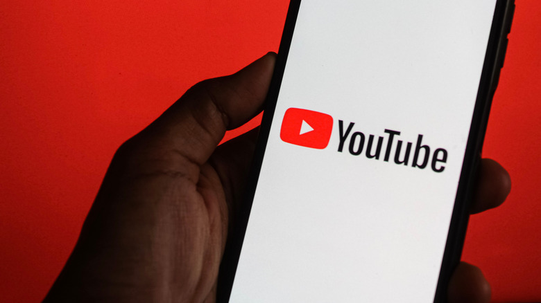 Logo YouTube sur l'écran du smartphone