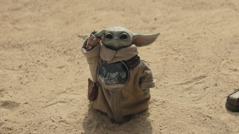 Grogu levant les yeux et sautant dans Star Wars : Le Mandalorien et Grogu
