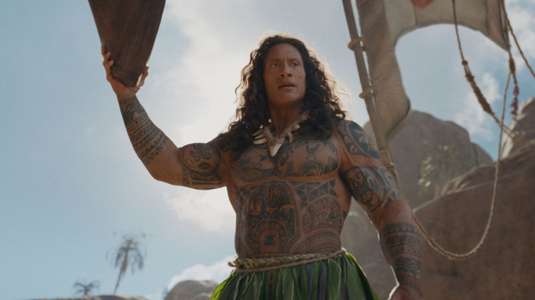 Dwayne Johnson dans le rôle de Maui brandissant un bateau dans Moana (2026)