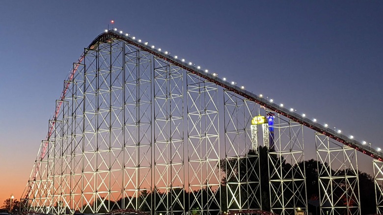 grandes montagnes russes au coucher du soleil à World of Fun à Kansas City, Missouri