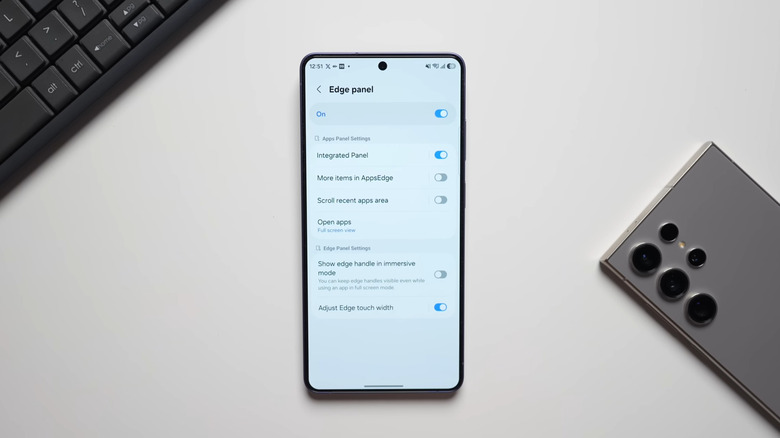 Téléphone Samsung Galaxy affichant les paramètres des panneaux Edge