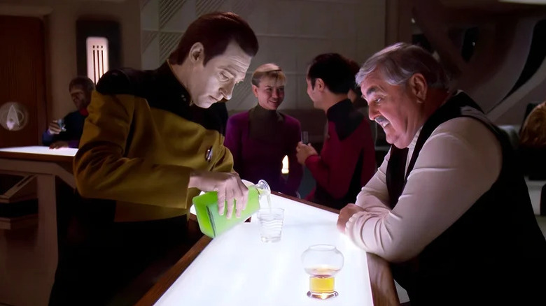 Données donnant un verre à Scotty dans Ten-Forward sur Star Trek : la nouvelle génération