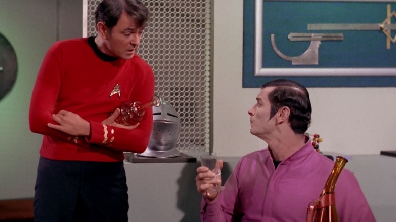 Scotty boit avec Tomar dans Star Trek