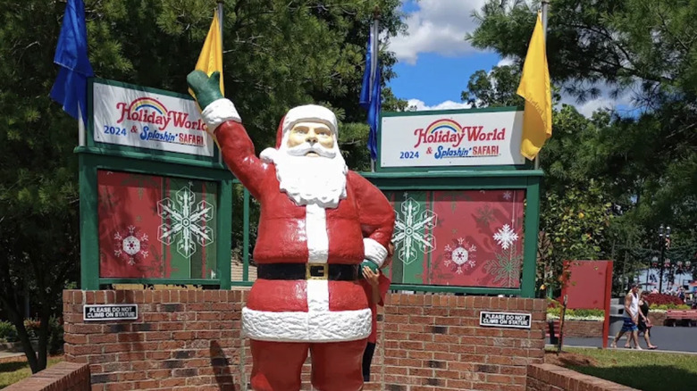 Une statue du Père Noël à l'entrée de Holiday World.