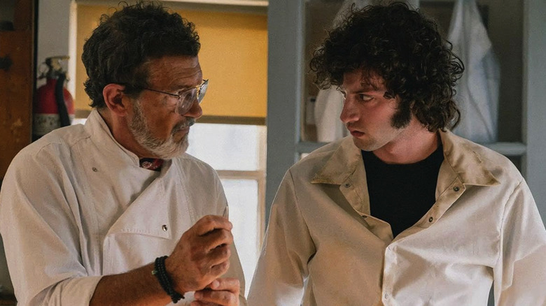 Le chef transmet un peu de sagesse à Tony dans la cuisine dans Tony