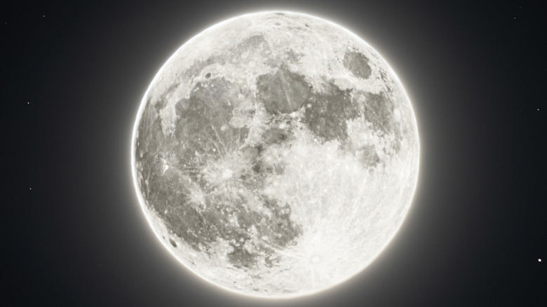 Lune d’esturgeon blanche et brillante en août 2025