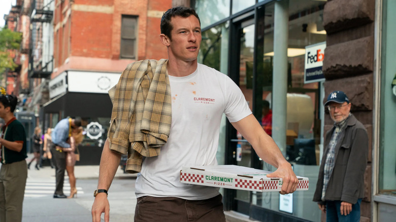 Owen porte une pizza sur la hanche et une chemise en flanelle sur son épaule dans One Night Only