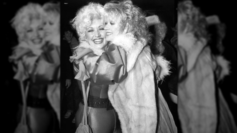 Des photos côte à côte montrent Dolly Parton et sa sœur Rachel s'embrassant sur une photo en noir et blanc (à gauche) et posant ensemble en 2024 (à droite).