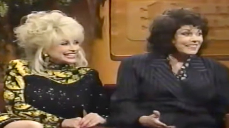 Dolly Parton et sa sœur Willadeene sont photographiées ensemble lors d'une apparition dans un talk-show en 1996.