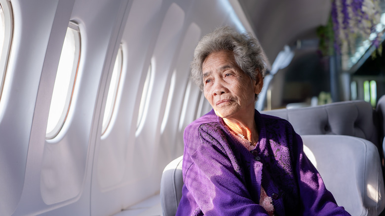 femme âgée dans un avion