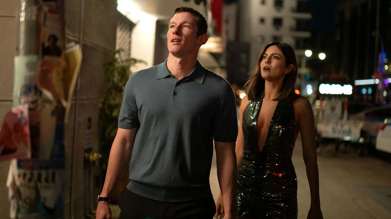 Owen et Allie se tiennent sur un trottoir à New York et regardent quelque chose hors caméra dans One Night Only