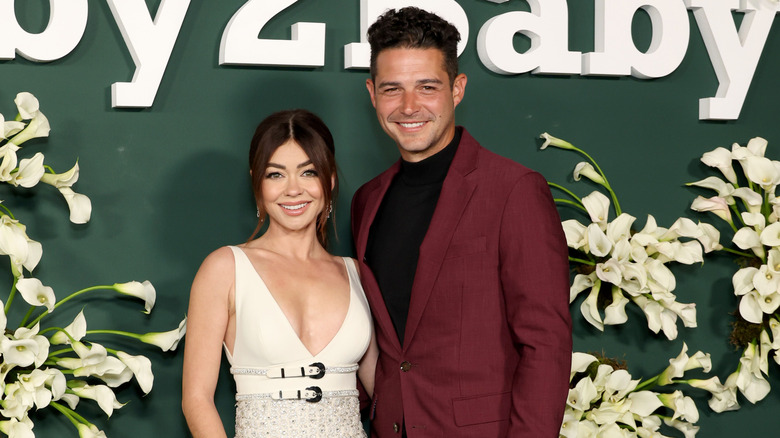 Sarah Hyland dans une robe crème à côté de Wells Adams dans un costume bordeaux lors du gala Baby2Baby.