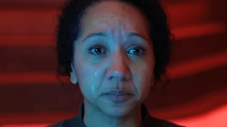 Alexandria Riley dans le rôle de Camille Sims pleurant dans Silo Saison 3