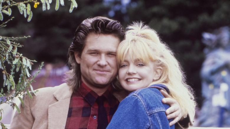 Les jeunes Kurt Russell et Goldie Hawn s'embrassent