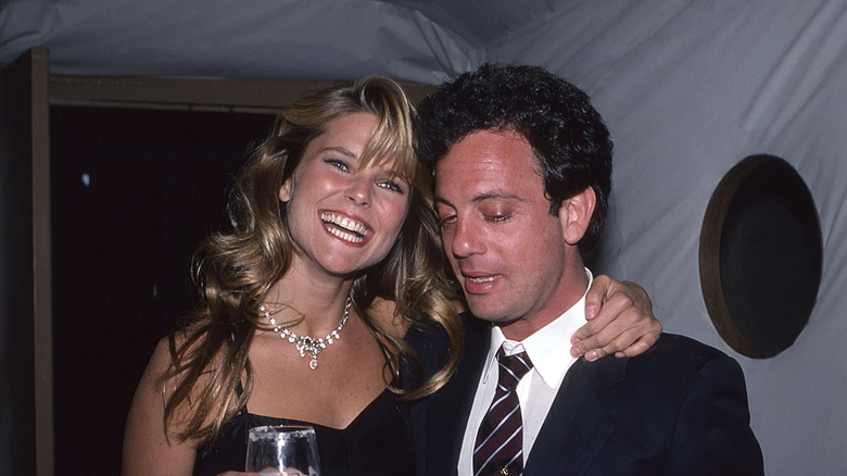 Christie Brinkley avec son bras autour de Billy Joel dans les années 80