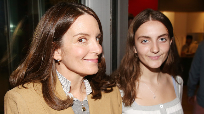 Tina Fey posant avec sa fille Alice