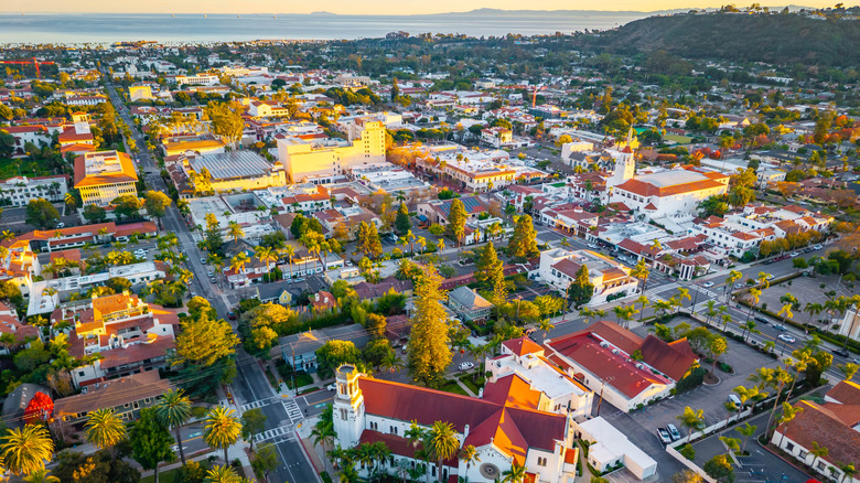 Paysage urbain de Santa Barbara à l'heure d'or avec la côte en arrière-plan
