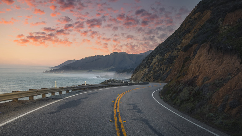 Crépuscule sur la Pacific Coast Highway jusqu'à Monterey, Californie
