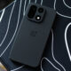Google Pixel 10 contre OnePlus 15 : quel téléphone offre une meilleure autonomie de batterie ?