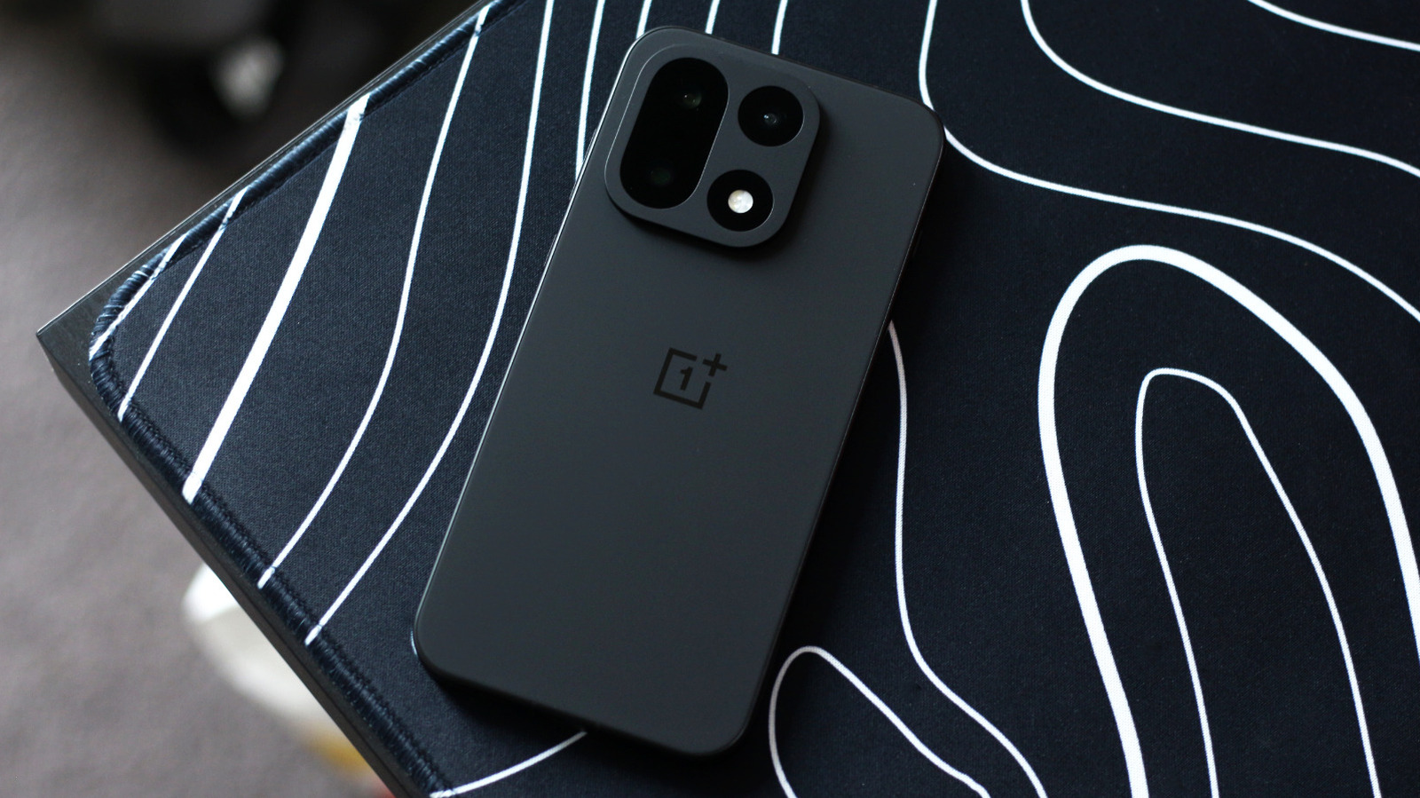 Google Pixel 10 contre OnePlus 15 : quel téléphone offre une meilleure autonomie de batterie ?