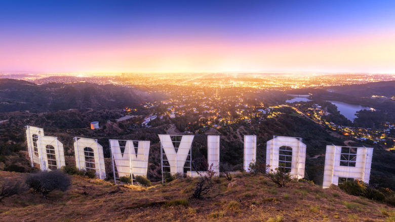 Retour du panneau Hollywood au coucher du soleil