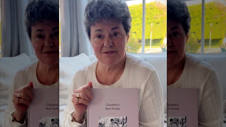 Femme tenant un livre Remento