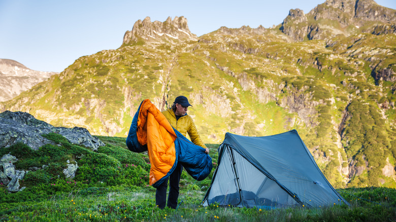 un homme en camping dans l'arrière-pays dans un parc national