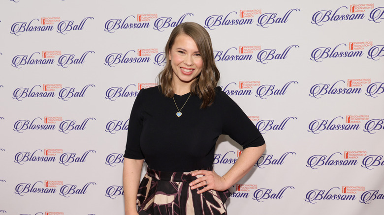 Bindi Irwin dans une chemise noire et une jupe imprimée au EndoFound Blossom Ball 2024